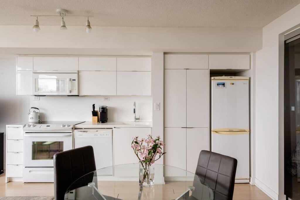 Stylish Downtown Lakeview Condo - One Free Parking Toronto Ngoại thất bức ảnh
