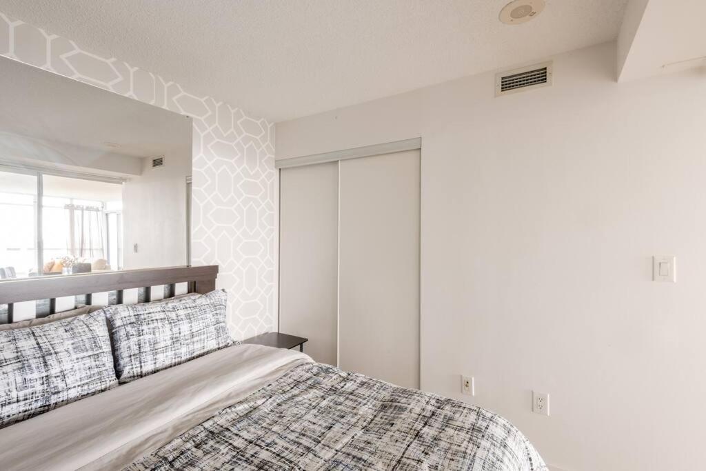 Stylish Downtown Lakeview Condo - One Free Parking Toronto Ngoại thất bức ảnh