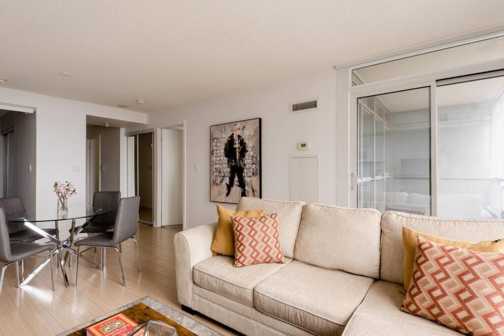Stylish Downtown Lakeview Condo - One Free Parking Toronto Ngoại thất bức ảnh