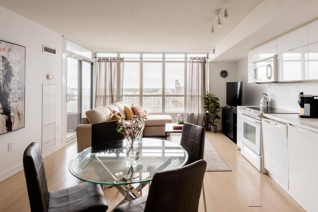 Stylish Downtown Lakeview Condo - One Free Parking Toronto Ngoại thất bức ảnh
