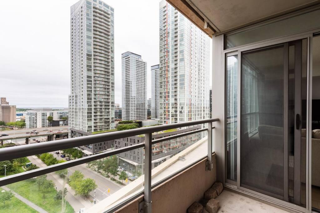 Stylish Downtown Lakeview Condo - One Free Parking Toronto Ngoại thất bức ảnh