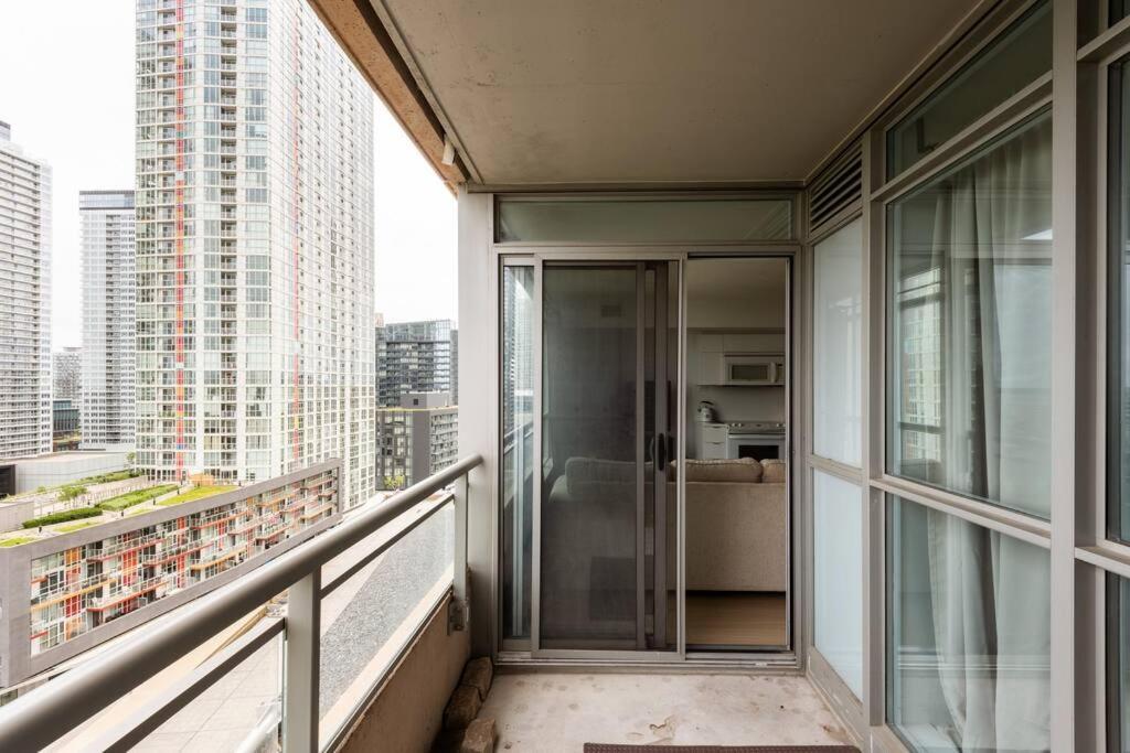 Stylish Downtown Lakeview Condo - One Free Parking Toronto Ngoại thất bức ảnh